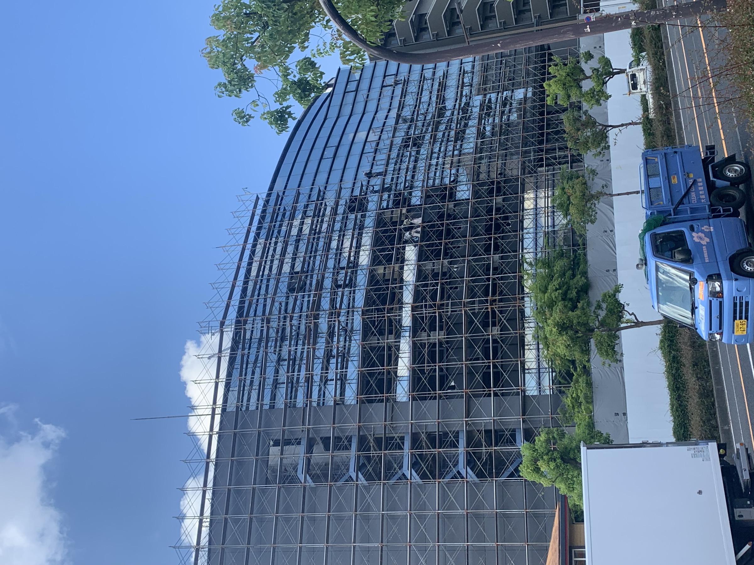 大型オフィスビル外壁工事用足場 大阪市