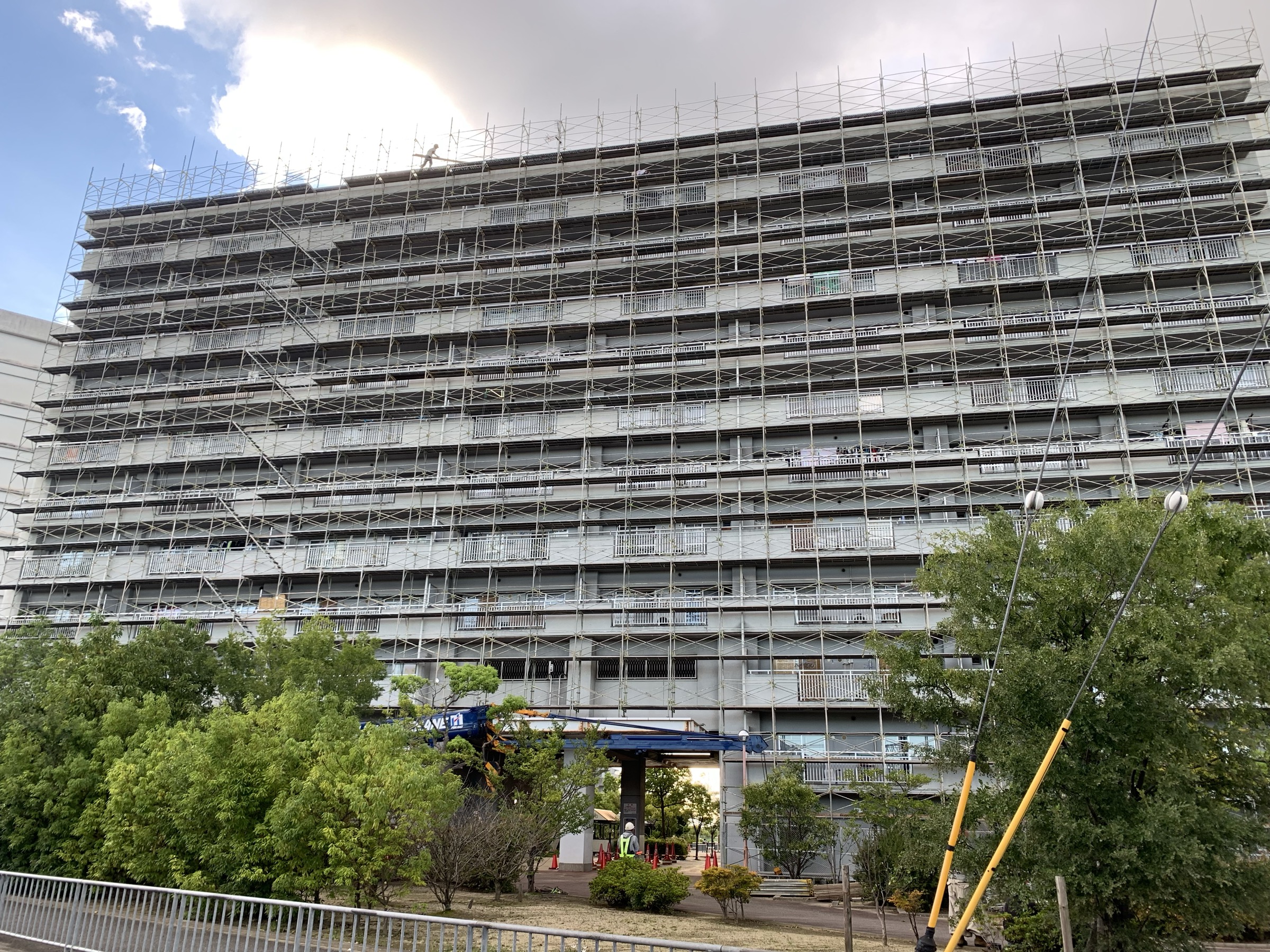 公団住宅大規模修繕工事の仮設足場 大阪府